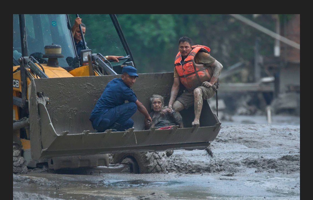 Ground rescue teams are facing extreme challenges. The floodwaters completely swept away the primary helipad in Timure, forcing some rescue aircraft to turn back.