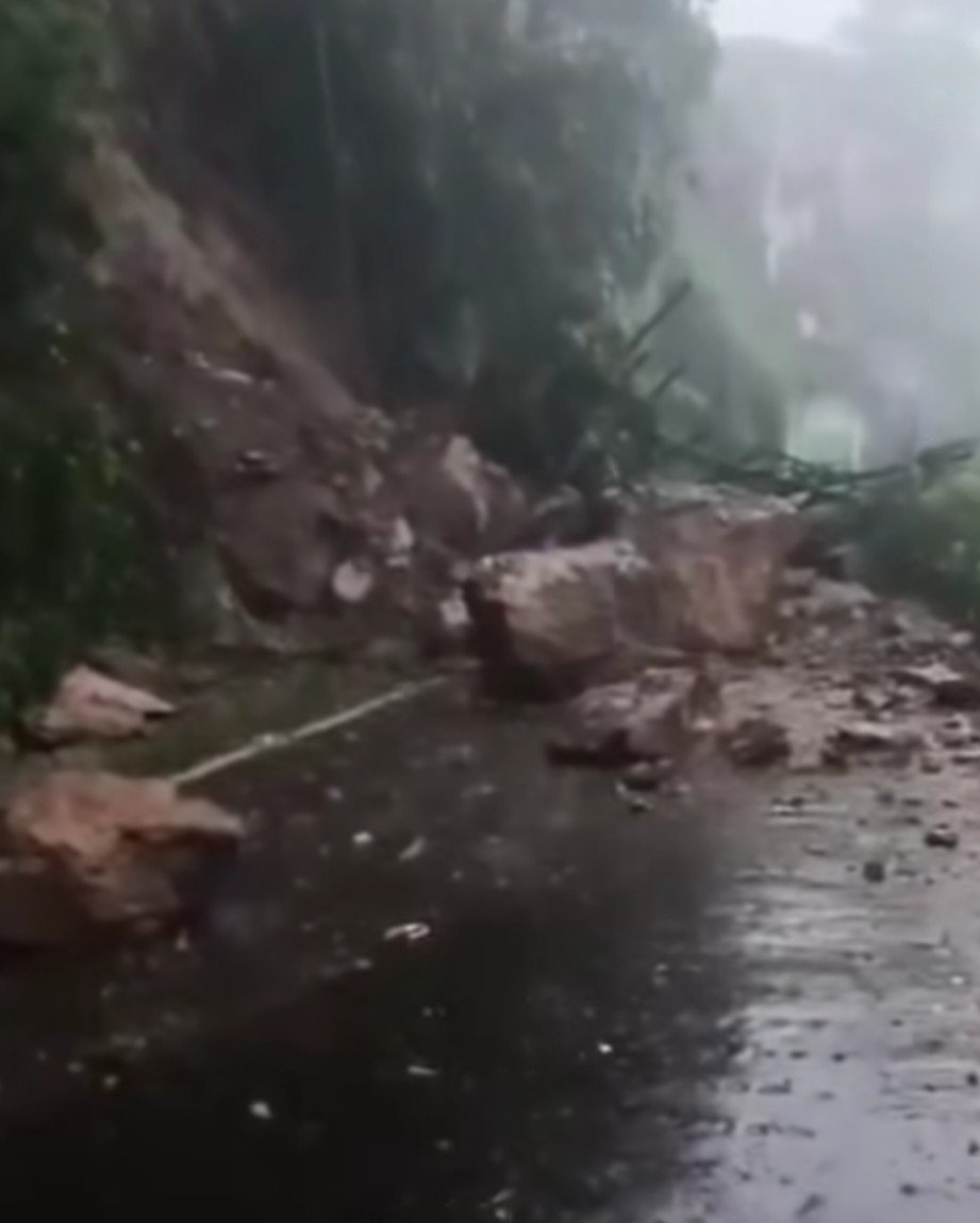 Massive landslide Blocks key Siliguri -Darjeeling Highway Near Kurseong